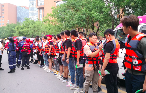 抗洪救災(zāi)，義賣三天，所得全部捐獻受災(zāi)區(qū)域